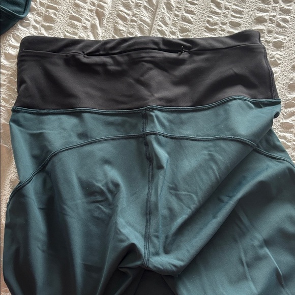 Set lululemon athletica Teal and Black leggings and sports bra - Picture 12 of 13